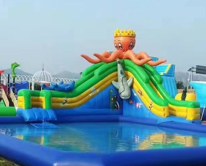 Inflatable Water Parks vs. Traditional Water Forts: A Comparison of ROI, Portability, and Target Audiences
